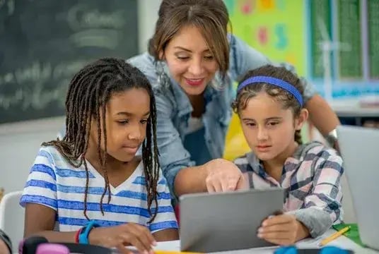 Teacher_helping_students