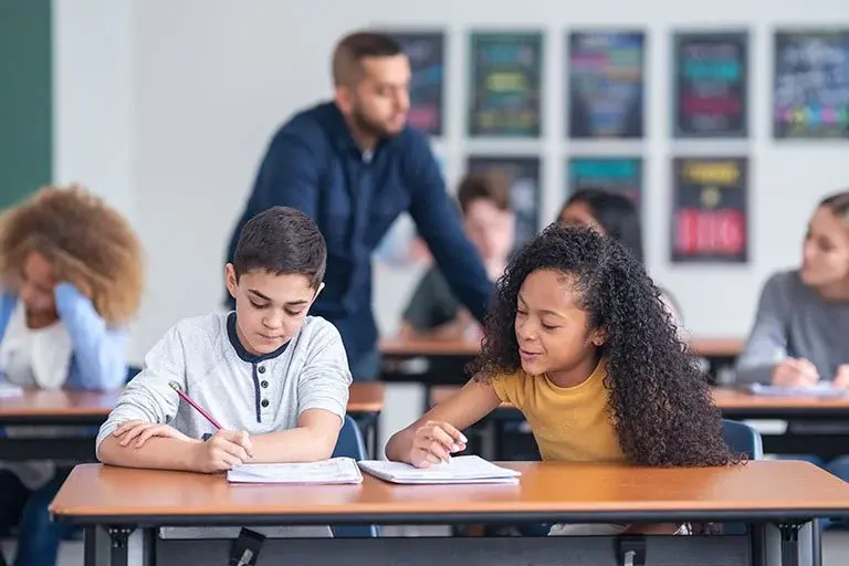 Students_working_together
