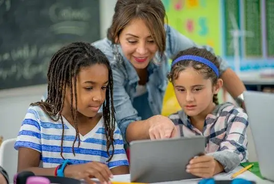 Teacher_helping_students Teacher_helping_students