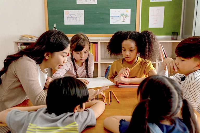 Female_teacher_counting